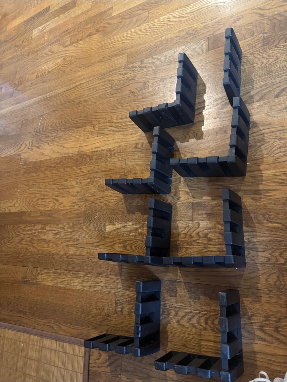15 velcro wall trunk holders.7 corners and 1 wall piece. CarGo protection system